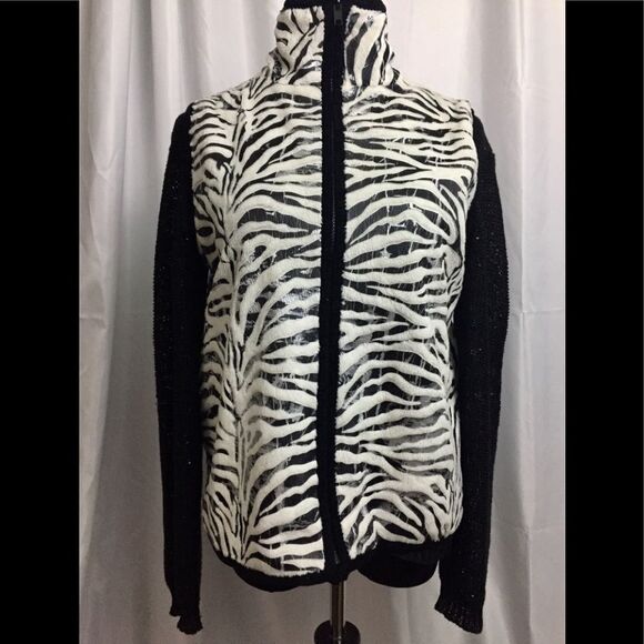 Beautiful sleeveless vest by Lisa International - Picture 1 of 3